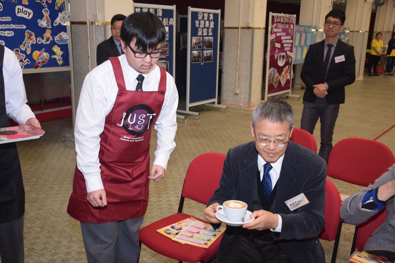 同學親自示範咖啡拉花手藝接待副局長