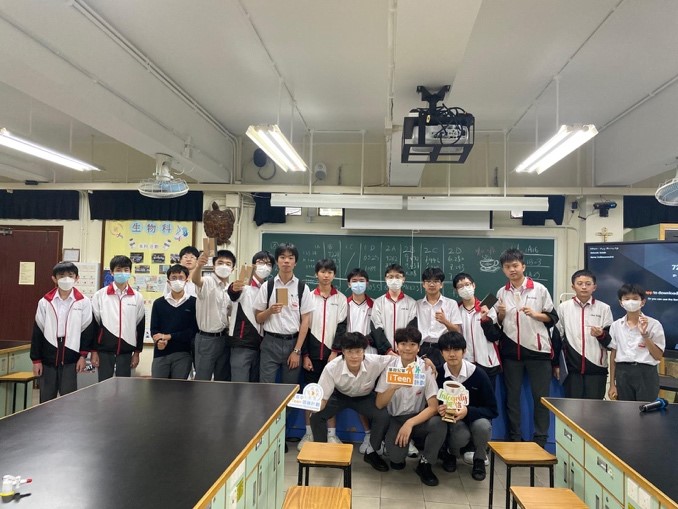 一張含有 服裝, 室內, 人員, 牆 的圖片自動產生的描述