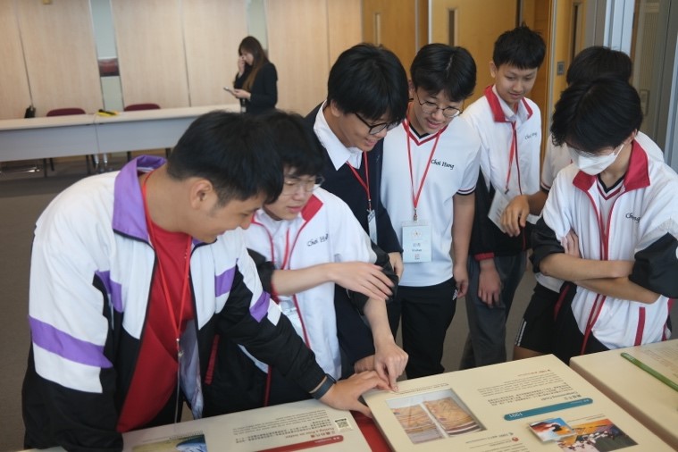 一張含有 服裝, 人員, 學習, 室內 的圖片AI 產生的內容可能不正確。