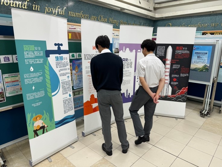 一張含有 服裝, 文字, 足部穿著, 男人 的圖片自動產生的描述