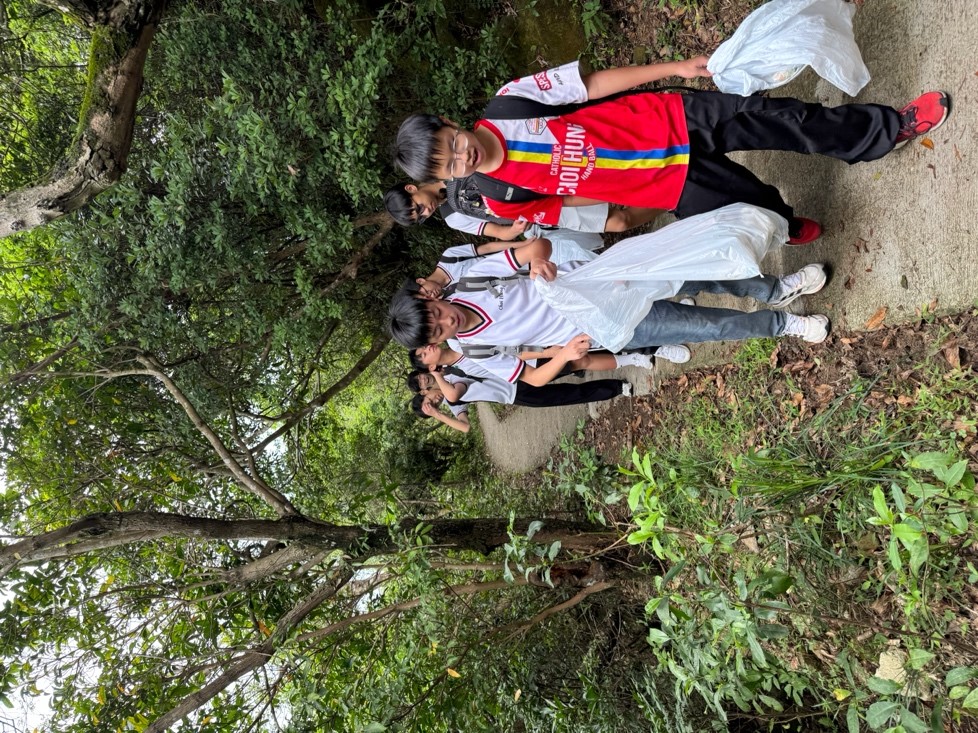 一張含有 戶外, 樹狀, 服裝, 人員 的圖片AI 產生的內容可能不正確。