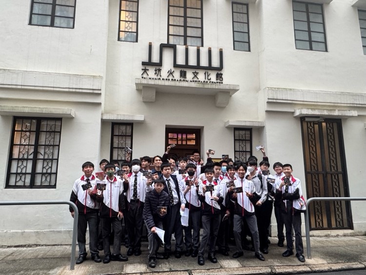 一張含有 建築, 服裝, 人員, 戶外 的圖片自動產生的描述