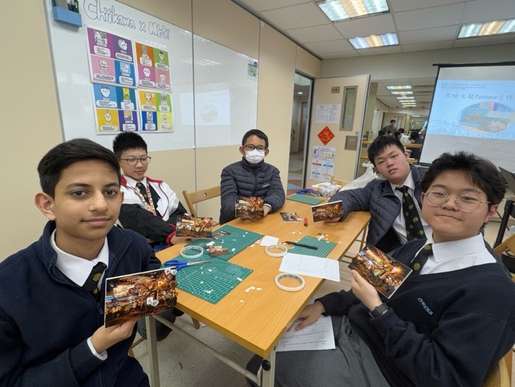 一張含有 服裝, 人員, 人的臉孔, 室內 的圖片自動產生的描述