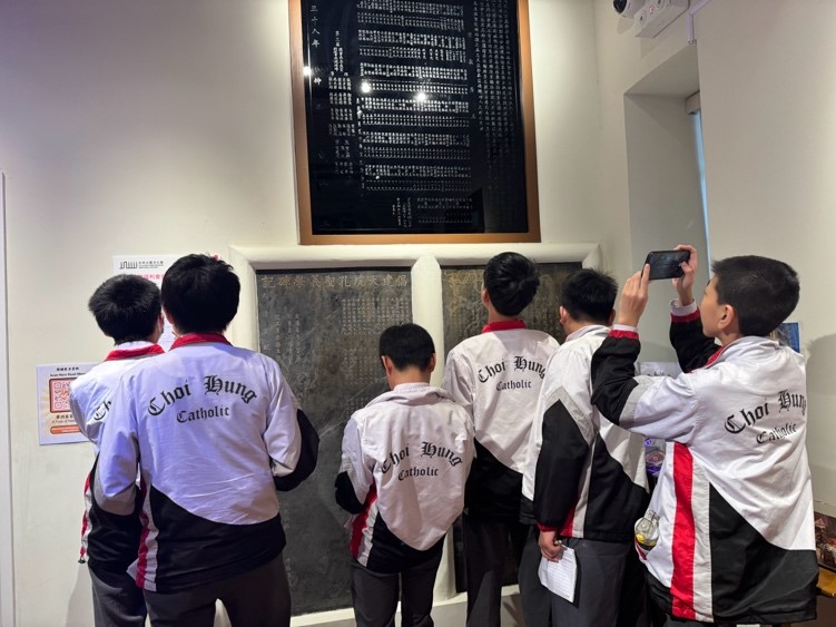 一張含有 服裝, 人員, 牆, 男人 的圖片自動產生的描述